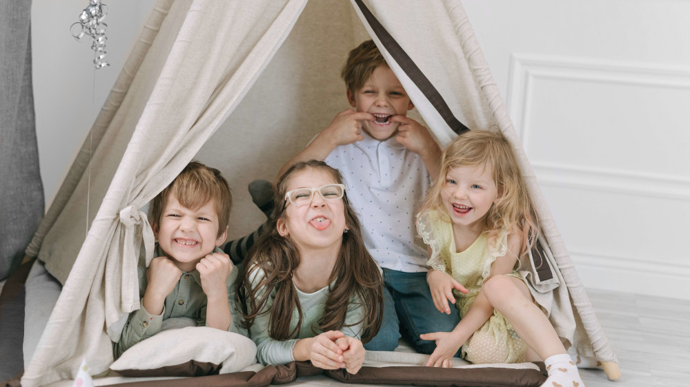 Enfants qui jouent dans un tipi